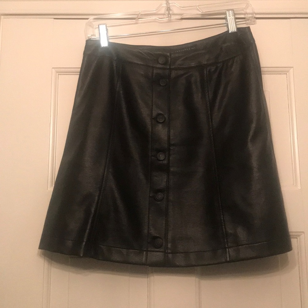 SIGNATURE SKIRT